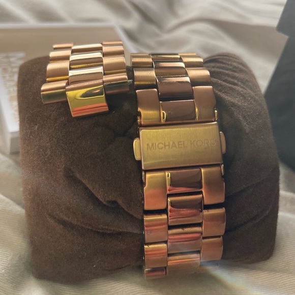 Michael MICHAEL KORS MK5128 Rose Gold Runway Chronograph Quartz Watch - Picture 4 of 5